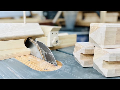 Видео: Процесс прочного соединения бревен с помощью приспособления для резки уголков/деревообработки.