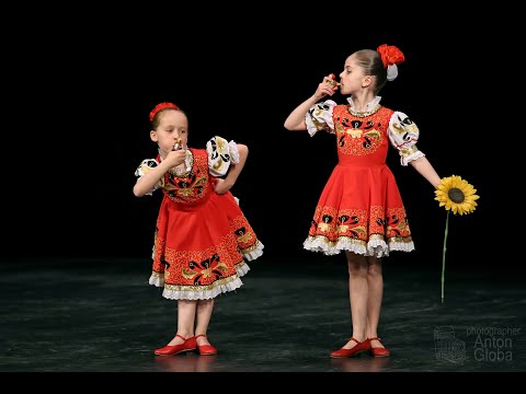 Видео: "Золотая хохлома", Ансамбль "Школьные годы". "Golden Khokhloma", Ensemble "School Years".