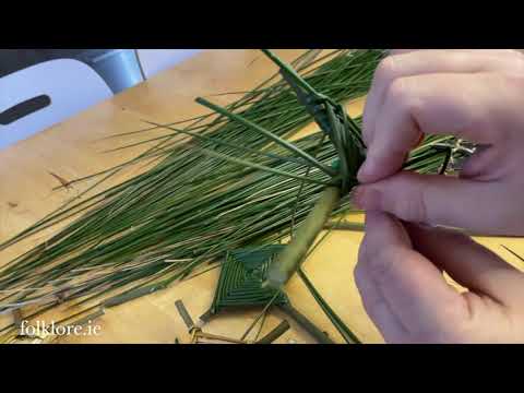 Видео: Крест Святой Бригитты, сделанный из камыша и стеблей.