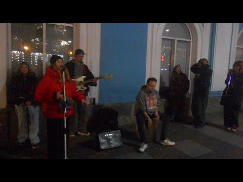 Видео: Уличные музыканты Питер Женя, Лера NotBerry и Анечка на Невском 10 ноября - Нон стоп