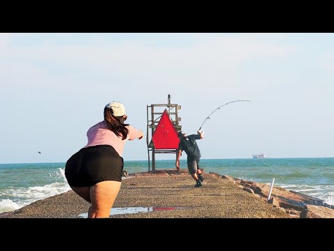 Видео: Самое безумное видео рыбалки с причала, которое вы когда-либо видели!