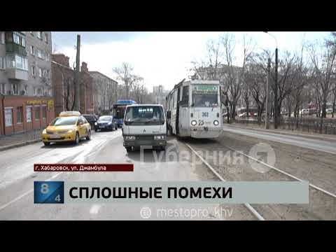 Видео: Водитель трамвая протаранила внедорожник, который остановился вблизи рельсов