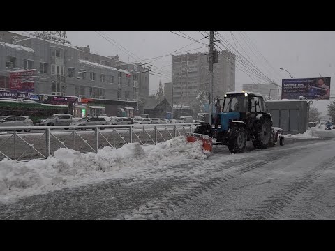 Видео: Дорожники Новосибирска борются с последствиями сильного снегопада // 09.10.25