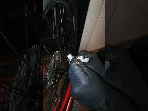 Видео: Замена колодок и прокачка тормозов Tektro HD-M275