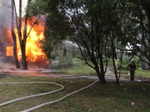Видео: Трехлетний ребенок погиб при пожаре в Вологде