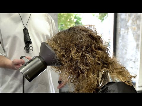 Видео: КАК СТРИЧЬ КУДРИ: УНИКАЛЬНАЯ ТЕХНИКА ДЛЯ КУДРЯВЫХ ВОЛОС - НИКИТОЧКИН