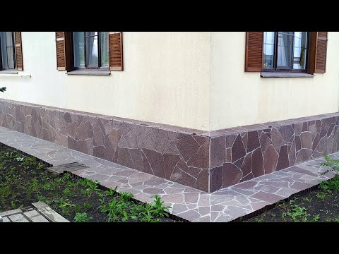 Видео: Тёплый ЦОКОЛЬ и ОТМОСТКА дома - отделка камнем