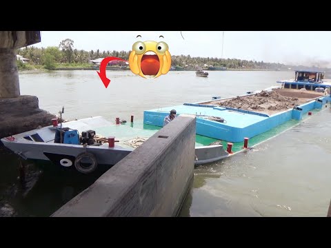 Видео: [918] Баржа вклинилась в ворота плотины, которые постепенно закрывались, что очень опасно.