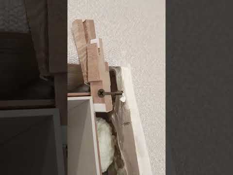 Видео: Как установить доборы на входную дверь.Двери портика.
