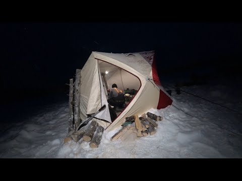 Видео: ЗИМА, ТАЙГА И МНОГО СНЕГА! ЖИВЁМ НА ЛЬДУ В ПАЛАТКЕ, КАК ДОМА \ РЫБАЛКА НА ЖЕРЛИЦЫ, УСПЕХ НАПАРНИКА.