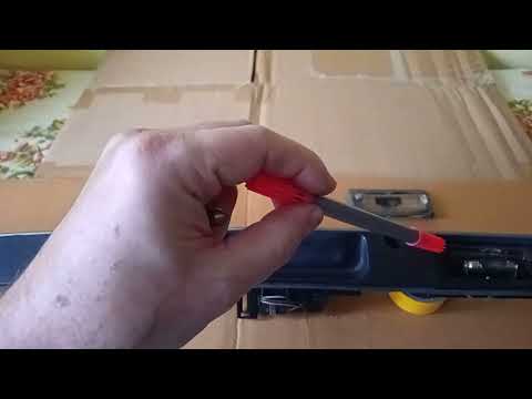 Видео: BMW e46 license plate light bulb replacement/Замена лампочки подсветки номерного знака BMW e46