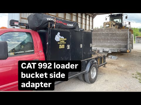 Видео: Замена бокового адаптера ковша погрузчика CAT 992.