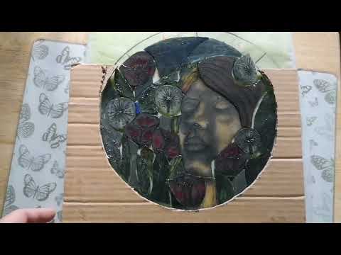 Видео: Изготовление и роспись витража из цветного стекла в технике Гризайль .DIY Stained glass rоund panel.