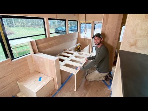Видео: Начинаю сборку выдвижного дивана в автобусе