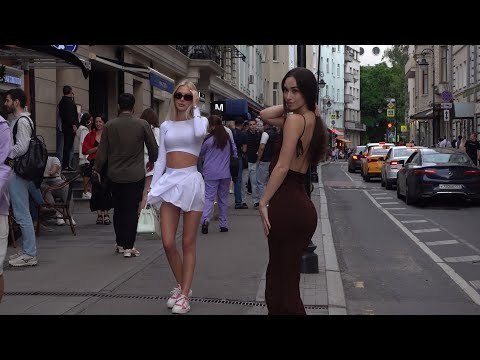 Видео: Москва. Девушки прогуливаются по улице и позируют на камеру