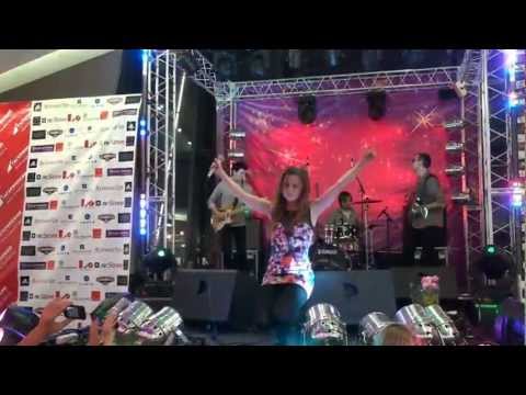 Видео: Юлия Савичева - "Отпусти" (ТРЦ Гагаринский)