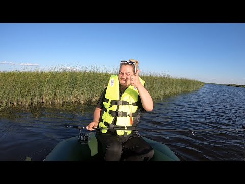 Видео: Рыбалка с лодки на спиннинг. Неожиданный улов у реки!
