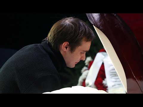 Видео: сын Жени Добровольской Николай на похоронах мамы / МХТ им.Чехова 14 января 2025 г.