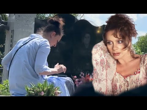 Видео: дочь актрисы Любови Полищук в день памяти на могиле матери / Троекуровское кладбище