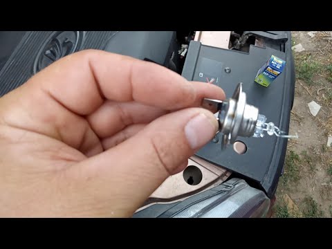 Видео: Лада х рей как заменить лампочку ближнего света.