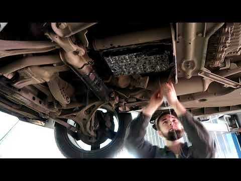 Видео: Замена масла в коробке Mercedes GL, нет заливной пробки