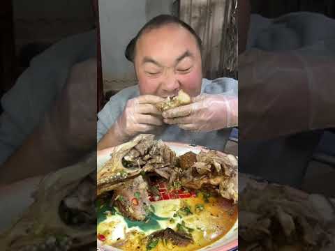 Видео: На самом деле, еда этого парня показалась мне слишком ужасным испытанием.  23