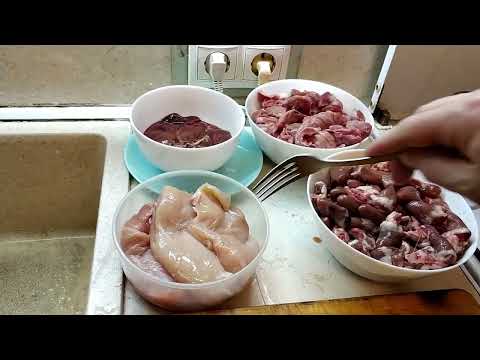 Видео: Натуральная еда для кошек. Части курицы