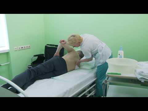 Видео: Мытье туловища лежачего больного. Урок 11.