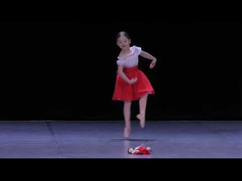Видео: Вариация из Детского па-де-де с куклой