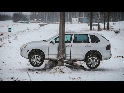 Видео: Porsche Cayenne против столба.