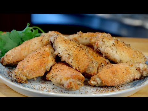 Видео: Изумительные жареные во фритюре куриные крылышки с солью и перцем