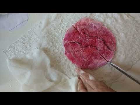 Видео: Валяем цветок. Мокрое валяние броши.