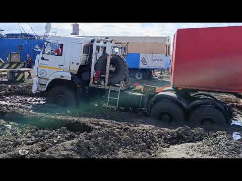 Видео: Вытаскиваем цементировочную технику из болотины на сухую стоянку на буровой
