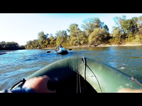 Видео: Рыбалка на голавля сплавом по реке. Сплав по реке Лаба. Голавль на спиннинг с лодки.