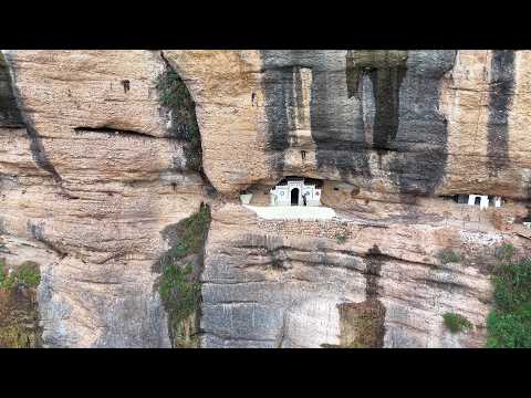 Видео: Загадочные дома в провинции Хубэй искусно встроены в скалы.