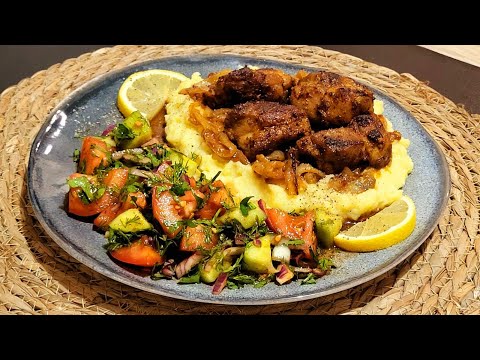 Видео: Вкусно пържено месце с карамелизиран лук, картофено пюре, свежа салата с вкусен дресинг!