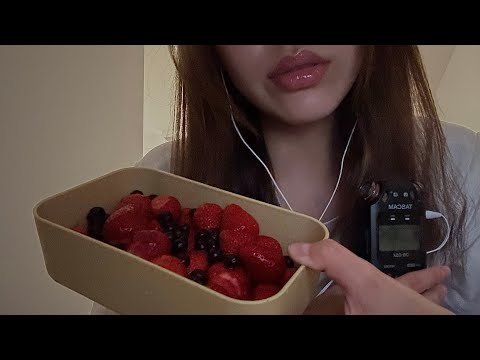 Видео: ASMR ОЧЕНЬ БЛИЗКИЙ ЛИПКИЙ ШЕПОТ | CLOSE-UP EAR TO EAR WHISPER | strawberry eating 🍓 итинг клубники🍓