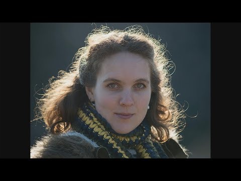 Видео: Влияние освещения при съёмке уличного портрета. По свету или против?