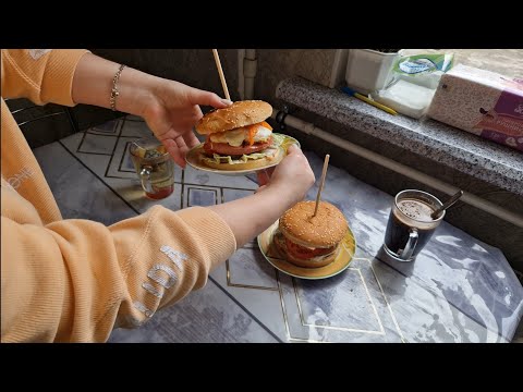 Видео: приготовила бургеры и квашеную капусту