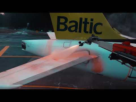 Видео: Противообледенительная обработка самолета. Диайсинг 2021 airBaltic