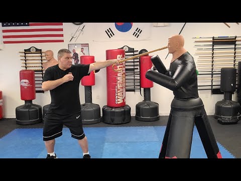 Видео: Самооборона с помощью трости: преимущества ударов одной рукой по сравнению с ударами двумя руками.