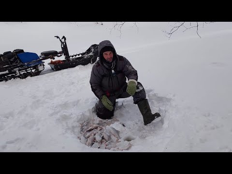 Видео: РЫБУ ДОЛГО ИСКАТЬ НЕ ПРОШЛОСЬ.В ПЕРВОЙ ЖЕ ЛУНКЕ ПОКЛЕВКА И КТО ТО ТЯЖЕЛЫЙ ПОДВИС.ЗИМНЯЯ РЫБАЛКА.