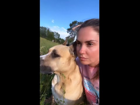 Видео: Агата Муцениеце в латвийской деревне. Иван Чуйков скучает.