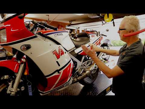 Видео: Yamaha RZV500 V4, двухтактный мотоцикл, разрешенный к использованию на дорогах общего пользования...
