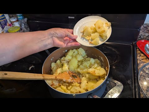 Видео: Ароматная картошка с луком – просто и вкусно! | CookFaste