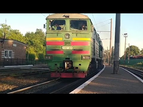 Видео: вечірній 2т10ут_0028 з вантажним поїздом слідує по станції Сихів