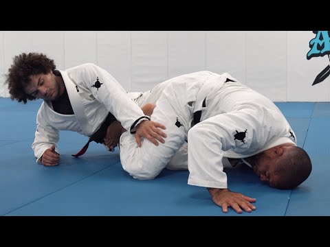 Видео: Модифицированный X-образный вход в прямой захват лодыжки — Андре Гальвао