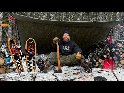 Видео: Выжить в ночном лагере под брезентом в снегу!