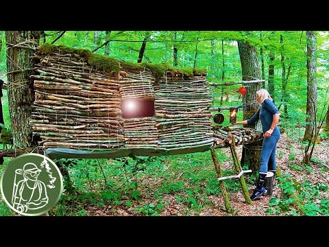 Видео: 🪓 Подвесное укрытие из веток и мха для выживания в глуши