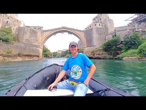 Видео: Boat моторная лодка под Старым мостом в Мостаре Босния